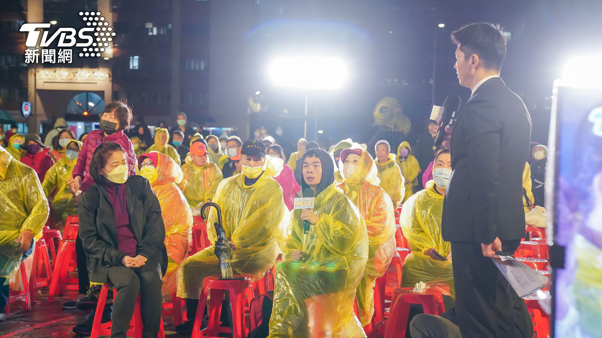 《國民大會》主持人謝曜州與現場參與年輕觀眾（圖/TVBS）